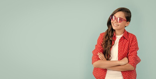 Photo fashion portrait of happy child in sunglasses and casual shirt copy space fashion model