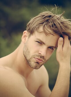 Moda ritratto di uomo capelli e cura della pelle sexy uomo barbuto macho con petto nudo uomo muscoloso all'aperto premuroso e maturo barbiere moda stile estate