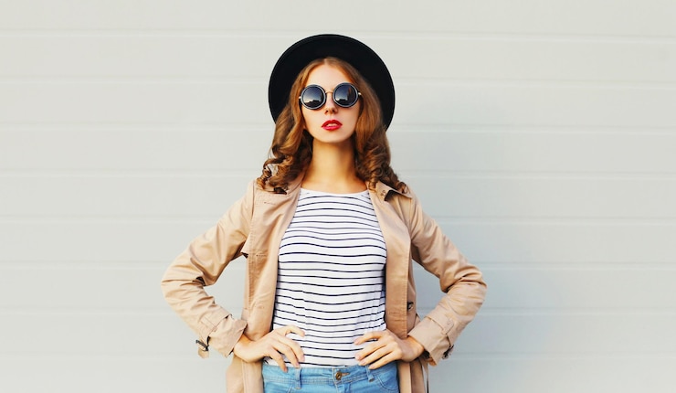 Photo fashion portrait pretty woman wearing a black hat sunglasses over grey background
