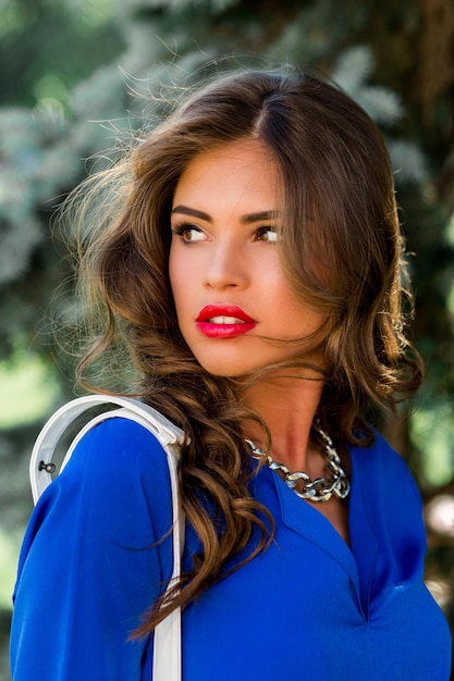 Photo fashion portrait of stunning brunette woman in summer casual outfit beautiful lady posing in the green summer park lawn background