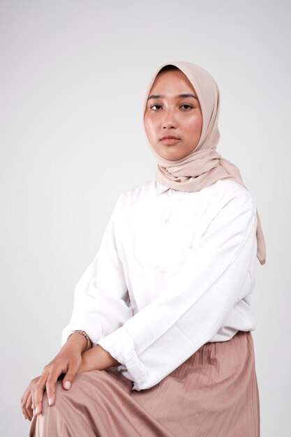 Foto adatti il ritratto di giovane bella donna musulmana asiatica con hijab da portare isolato sul backgrou bianco