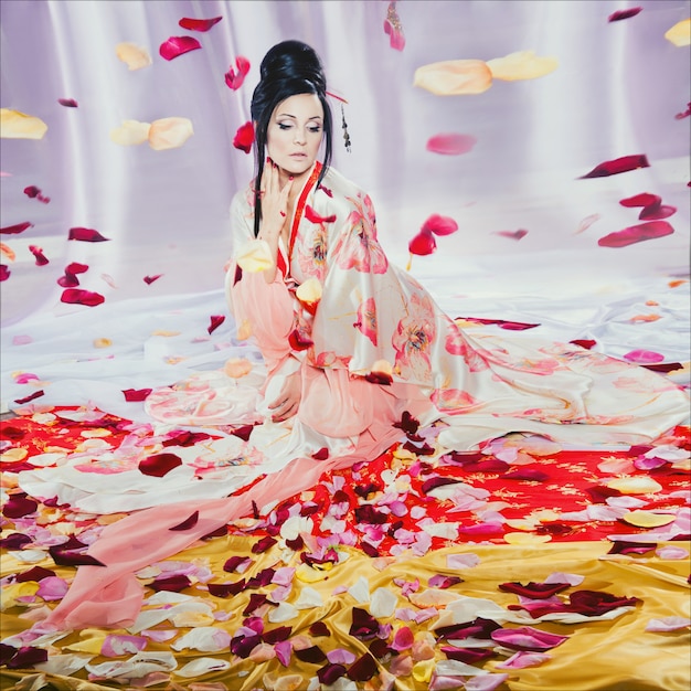 Фасонируйте портрет молодой красивой брюнетки в японском стиле как гейша