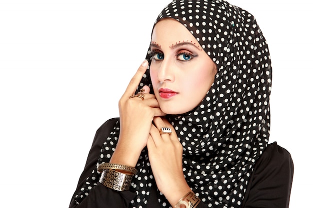 黒いスカーフを持つ若い美しいイスラム教徒の女性のファッションの肖像画