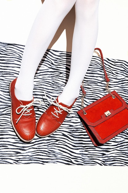 Foto scarpe retrò alla moda e pochette su sfondo minimal con stampa zebrata concetto di accessori alla moda