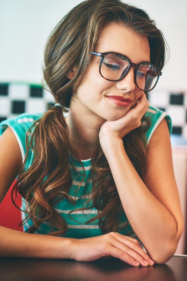 Photo レトロスタイルの女性はビンテージのコーヒーショップで笑顔を浮かべリラックスします gen z はカラフルな服装を着た幸せな女の子と流行のモデルです 創意と芸術のためのオールドスクール・ディナー・レストランです