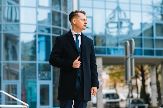 Foto colpo di moda di un bel giovane in elegante abito classico