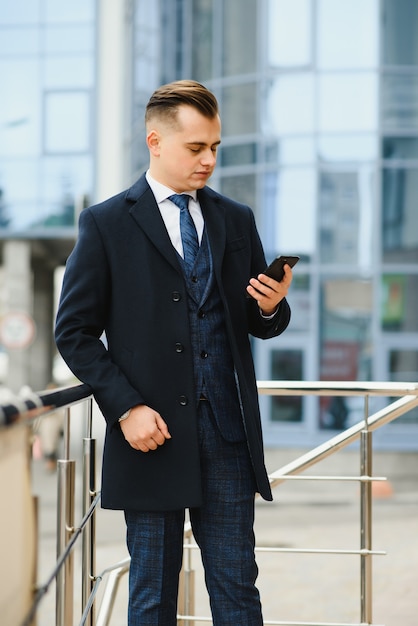 Colpo di moda di un bel giovane in elegante abito classico