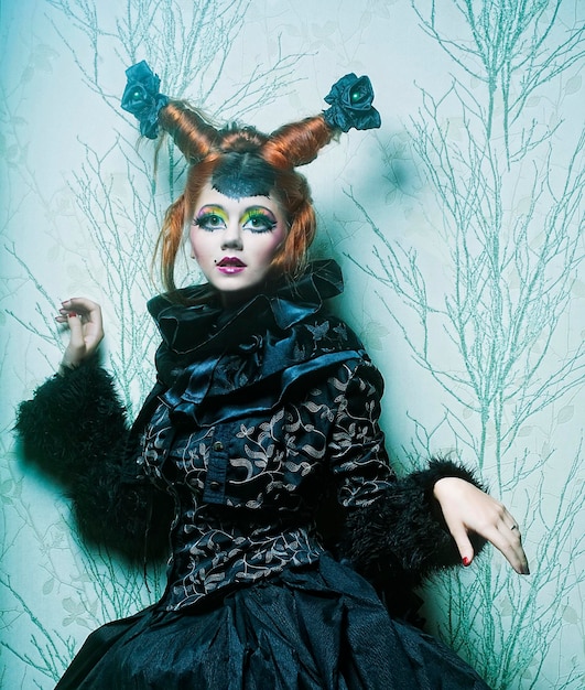Модный снимок женщины в кукольном стиле Креативный макияж