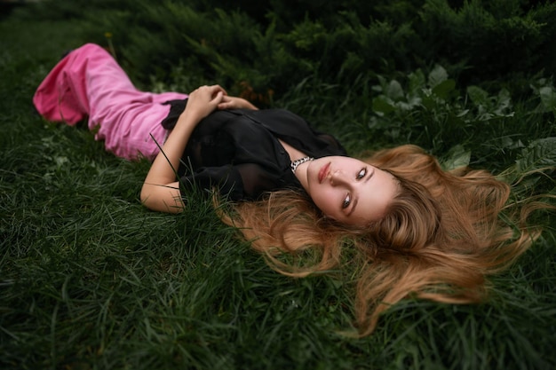 Foto istantanea di moda di una bella giovane donna con la pelle pulita, lunghi capelli biondi e occhi verde scuro.