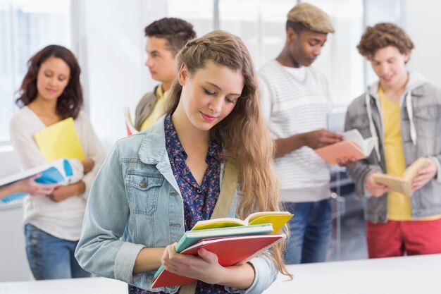 ファッションの学生は彼女のメモを読んで