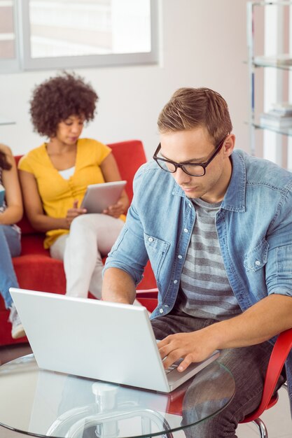 Foto studente di moda con il suo laptop