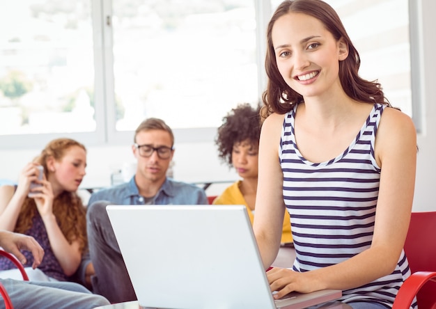 Studente di moda con il suo laptop