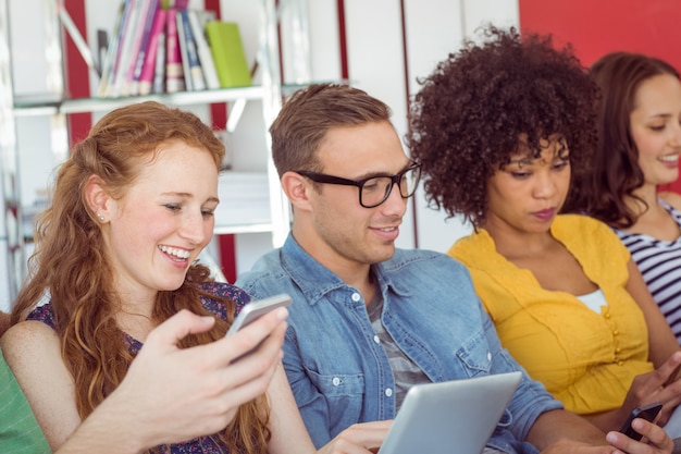 Foto studenti di moda in chat e sorridente