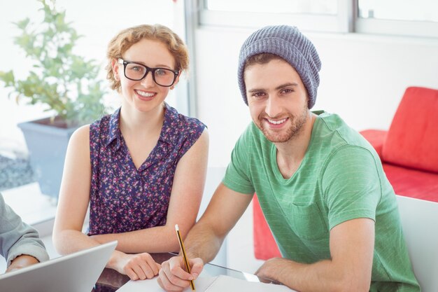 Foto studenti di moda sorridendo alla telecamera