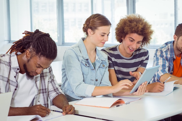 Studenti di moda che utilizzano tablet