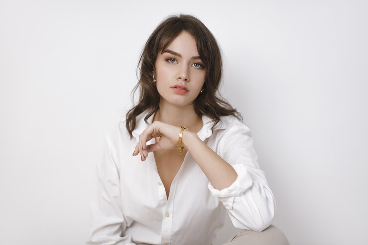 Photo fashion studio photo of a young beautiful lady in a white suit