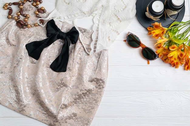 치마 흰색 레이스 탑과 선글라스 여름 복장 평면 배치와 패션 스타일 구성