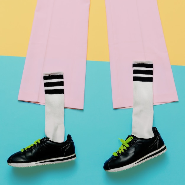 Foto sneakers e calzini da allenamento alla moda. design in stile artistico minimale stili colorati swag mix