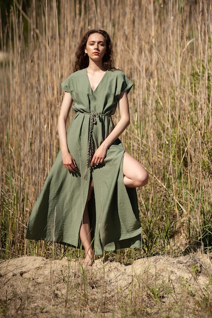 Foto moda donna sulla spiaggia soleggiata