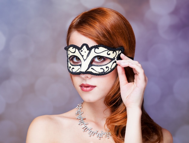 Foto moda donna con maschera.