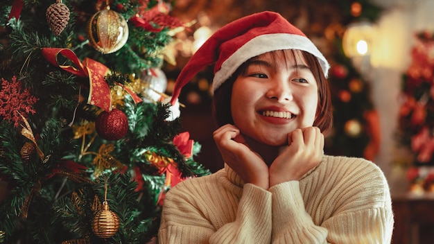 写真 クリスマス冬の休日の気分の精神を祝う白いニットのセーターを着たファッションの若い美しい女性。