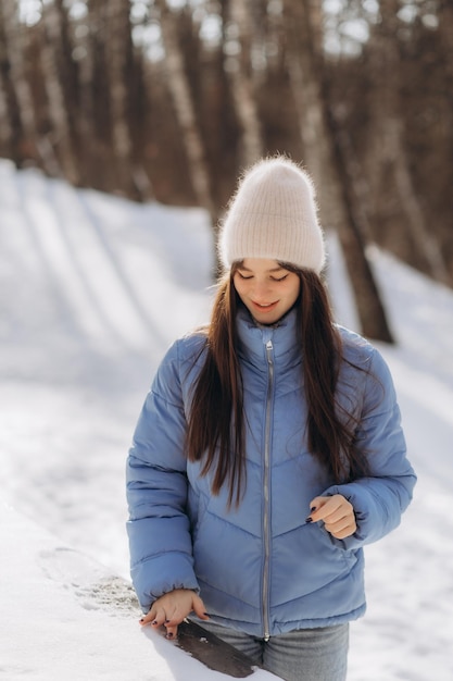 冬のファッションの若い女性