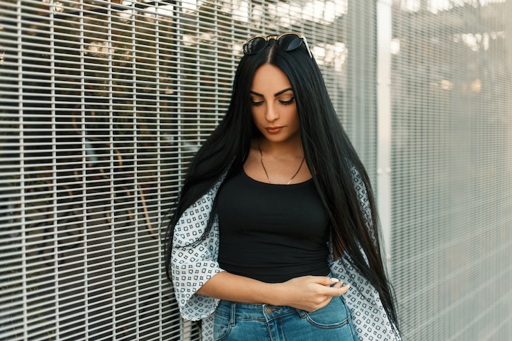 Photo fashionable beautiful woman with long hair with vintage sunglasses