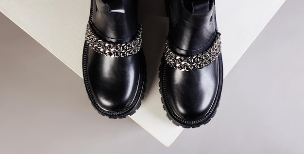 Fashionable black chelsea shoes with chain