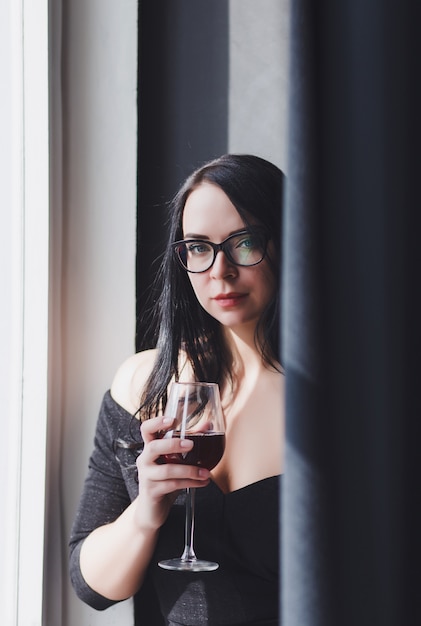 Photo fashionable business woman posing in loft interior