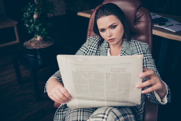 Foto donna di affari alla moda che propone all'interno