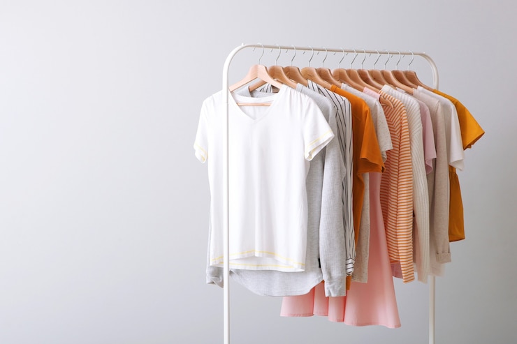 Photo fashionable clothes on a rack in the interior of a bright room