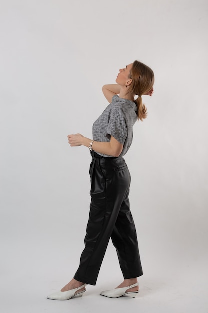 Photo fashionable girl in a business suit posing on a white background