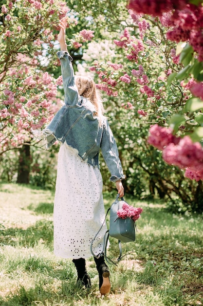 Photo fashionable girl sakura garden lifestyle walk rest