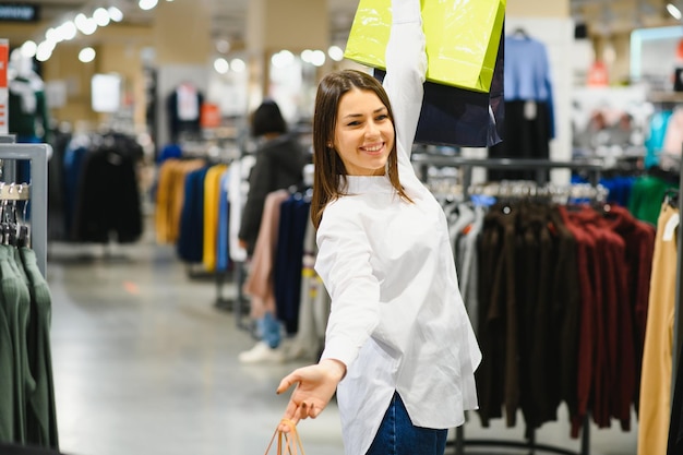 Ragazza alla moda che fa shopping in un negozio.