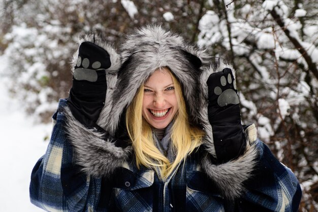 따뜻한 옷에 유행 소녀 겨울 겨울에 행복 한 여자 세련 된 착용 겨울 여자를 입고