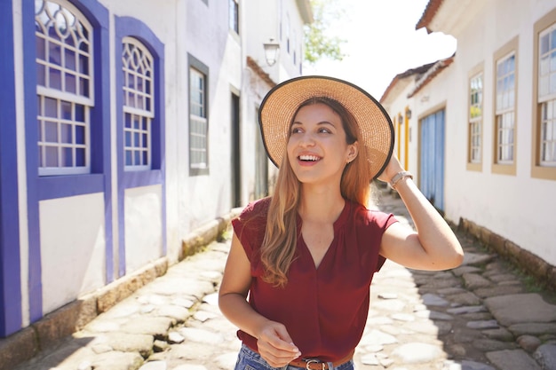 Photo fashionable happy smiling woman visiting latin american city copy empty space for text