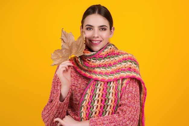트렌디한 가을 가을 복장 세련된 스웨터를 입은 유행 힙스터 여성 아름다운 소녀가 가을 엄마를 잡고 있습니다.