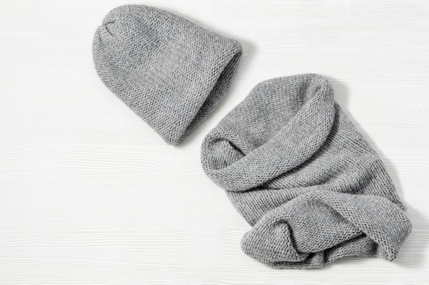 Модная вязаная одежда, теплая шапка и уютный мягкий снуд-шарф.