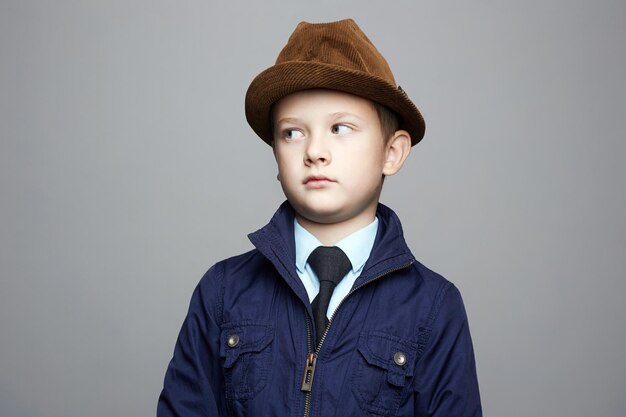 Foto ragazzino alla moda nel ritratto del bambino di modo del cappello