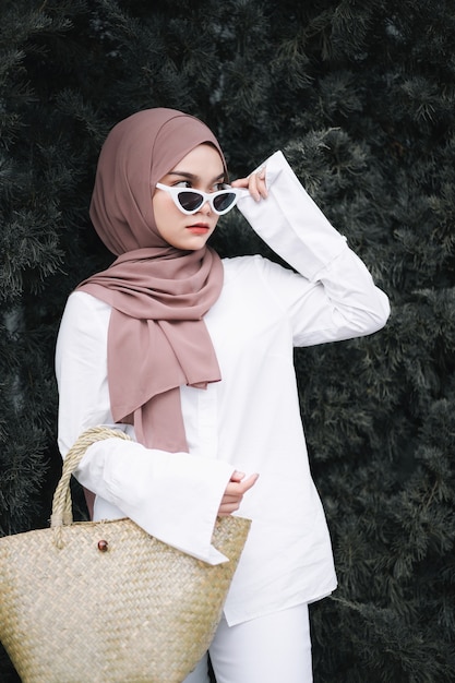 hijab와 선글라스를 착용하는 유행 이슬람 여성