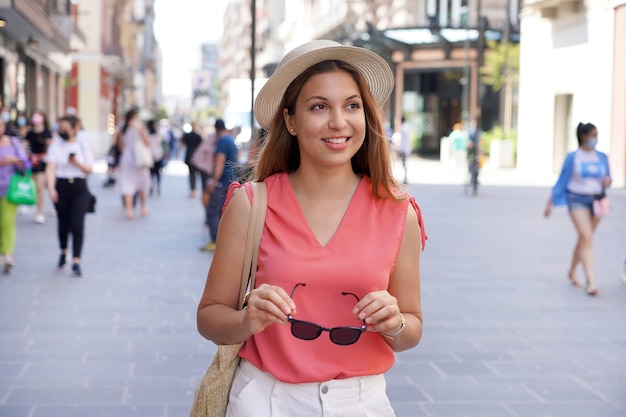 Photo fashionable pretty young woman strolling in pedestrian street