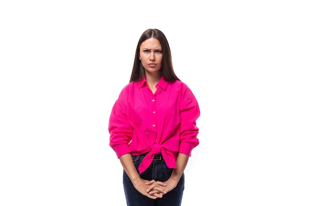 Foto giovane impiegata alla moda vestita con una camicia rosa su uno sfondo bianco con copia