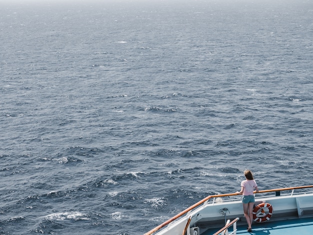 Photo fashionable woman on the empty deck of a cruise liner