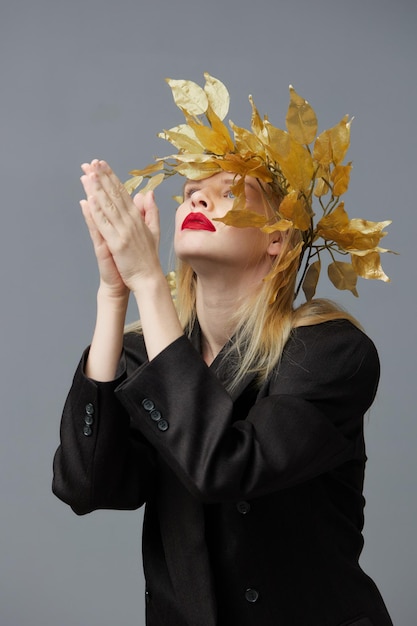 Фото Модная женщина золотые листья венок черный блейзер красные губы студийная модель без изменений