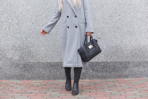 Photo fashionable woman posing outdoor