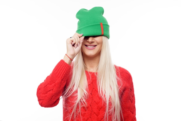 Photo fashionable woman wearing knitted green hat