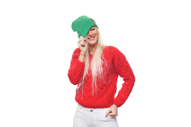 Donna alla moda che indossa cappello verde lavorato a maglia