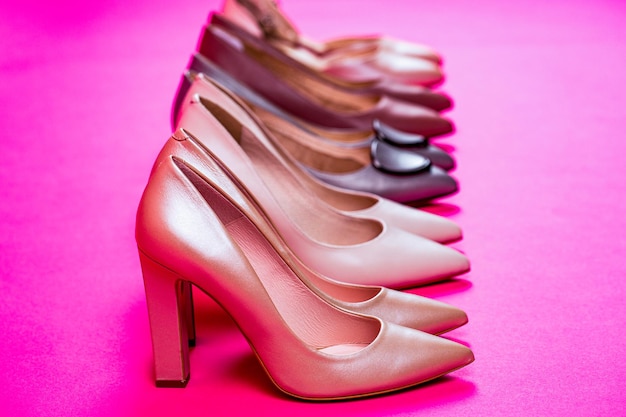 ピンクの背景に分離されたファッショナブルな女性の靴 スタイリッシュな古典的な女性の革の靴 赤の背景にハイヒールの女性の靴 女性のための靴 美容とファッションのコンセプト