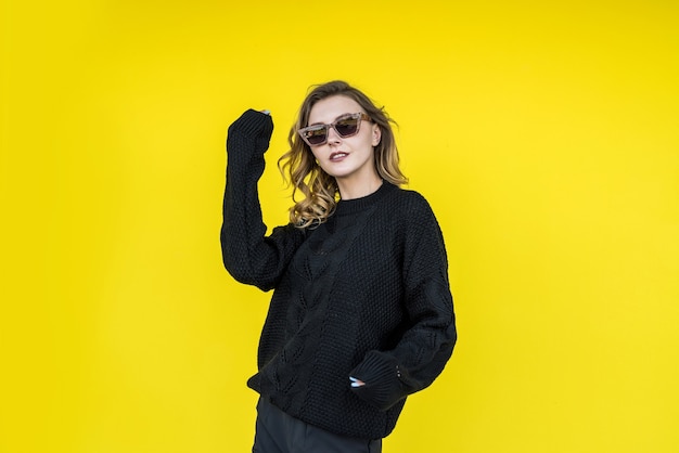 Fashional portret van mooie dame in de buurt van gele muur. levensstijl