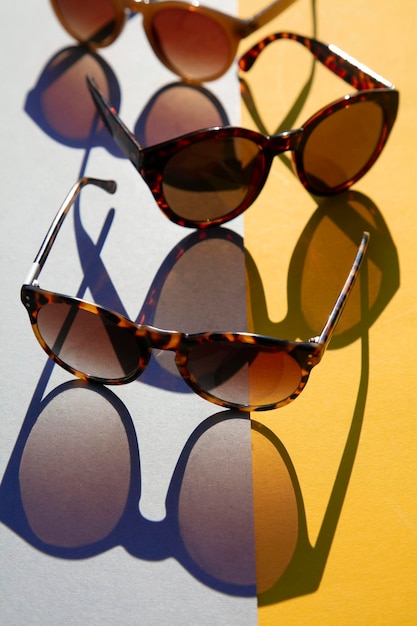 Фото Модные летние солнцезащитные очки с длинной тенью на желтом и синем фоне
